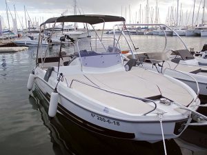 Fantastique bateau à moteur Flyer 6 – Galera | Location de charters à Barcelone | Sailing BCN