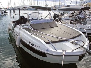 Alquiler de fantástico barco a motor en Barcelona | Sailing BCN